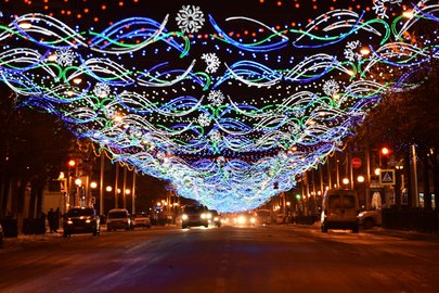На улице Ленина зажглась новогодняя иллюминация