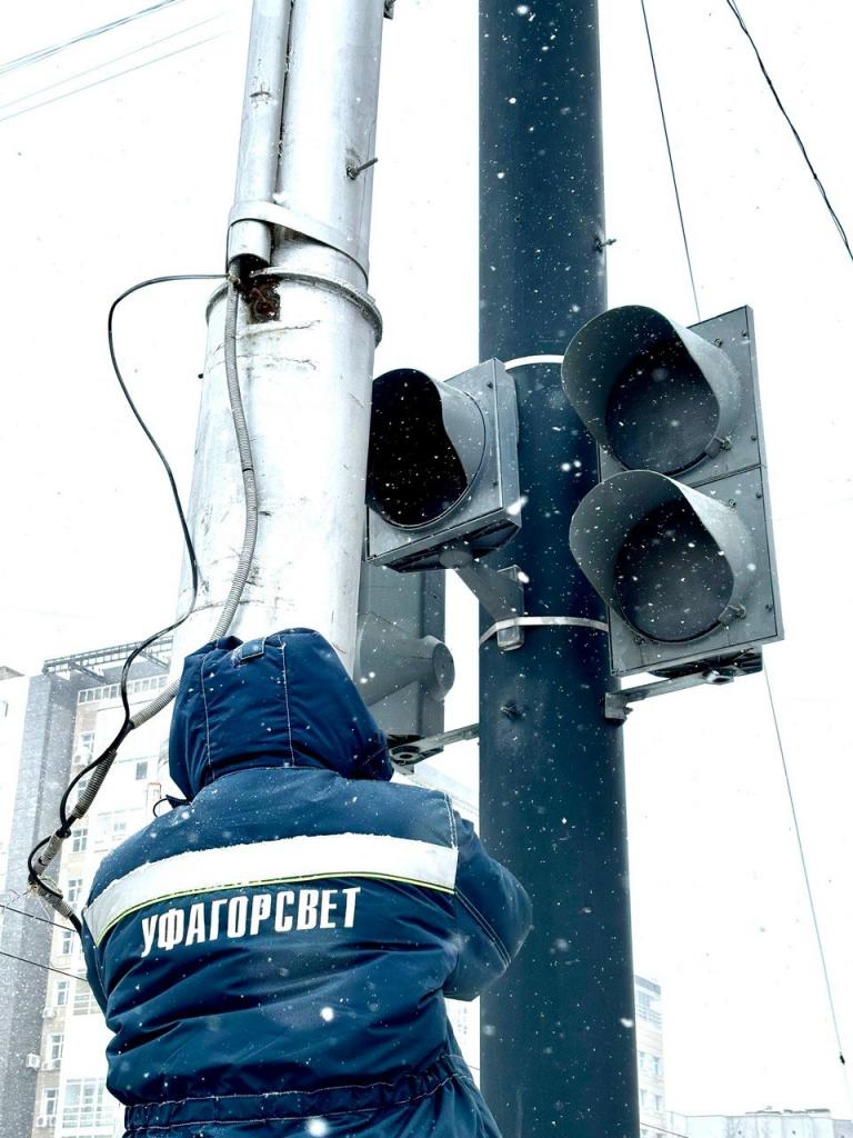 Стихия нарушила работу трёх светофоров Стихия нарушила работу трёх светофоров